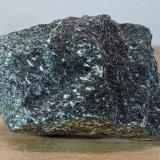 Anfibolita<br />Macizo ultramáfico (ultrabásico) de Herbeira-Complejo de Cabo Ortegal, Herbeira, Cariño, Comarca Ortegal, La Coruña / A Coruña, Galicia / Galiza, España<br />8x5x2 cm.<br /> (Autor: supertxango)
