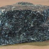 Anfibolita<br />Macizo ultramáfico (ultrabásico) de Herbeira-Complejo de Cabo Ortegal, Herbeira, Cariño, Comarca Ortegal, La Coruña / A Coruña, Galicia / Galiza, España<br />8x5x2 cm.<br /> (Autor: supertxango)