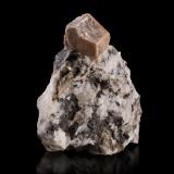 Stillwellita-(Ce)<br />Glaciar Dara-i-Pioz, Cordillera de Alay, Montañas del Tien Shan, Distritos de Subordinación Republicana, Tayikistán<br />7 x 3 x 8 cm / Cristal principal: 2.3 cm<br /> (Autor: Museo MIM)