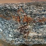 AnfibolitaMacizo ultramáfico (ultrabásico) de Herbeira-Complejo de Cabo Ortegal, Herbeira, Cariño, Comarca Ortegal, La Coruña / A Coruña, Galicia / Galiza, España3x6x2 cm. (Autor: supertxango)