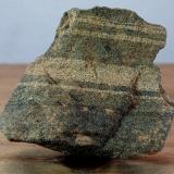 AnfibolitaMacizo ultramáfico (ultrabásico) de Herbeira-Complejo de Cabo Ortegal, Herbeira, Cariño, Comarca Ortegal, La Coruña / A Coruña, Galicia / Galiza, España8x7x2,5 cm. (Autor: supertxango)