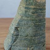 AnfibolitaMacizo ultramáfico (ultrabásico) de Herbeira-Complejo de Cabo Ortegal, Herbeira, Cariño, Comarca Ortegal, La Coruña / A Coruña, Galicia / Galiza, España6x8x2 cm. (Autor: supertxango)