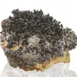 Tenorita<br />Volcán Tolbachik, Distrito Mil'kovsky, Territorio Kamchatka, Extremo Oriente ruso, Rusia<br />10 x 7 x 6.5 cm / Cristal principal: 0.6 cm.<br /> (Autor: Museo MIM)