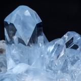 Celestina<br />Depósito de Sakoany, Comuna Katsepy, Distrito Mitsinjo, Región Boeny, Provincia Mahajanga (Majunga), Madagascar<br />cristal principal: 2.5 × 0.7 cm<br /> (Autor: Jordi Fabre)