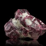 Eudialyte on Amphibole (Group)Mina Kirovskii, Monte Kukisvumchorr, Macizo Khibiny, Península Kola, Murmanskaja Oblast, Región del Norte, Rusia13 x 8 x 10 cm / main crystal: 3.4 cm. (Author: MIM Museum) Eudialyte on Amphibole (Group)Mina Kirovskii, Monte Kukisvumchorr, Macizo Khibiny, Península Kola, Murmanskaja Oblast, Región del Norte, Rusia13 x 8 x 10 cm / main crystal: 3.4 cm. (Author: MIM Museum)