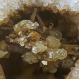 Senarmontita sobre valentinita<br />Mina Caracocha, Cabarcos, Riamonte de Abaixo, Cervantes, Comarca Os Ancares, Lugo, Galicia / Galiza, España<br />Campo de visión de  5 mm.<br /> (Autor: Antonio Carmona)