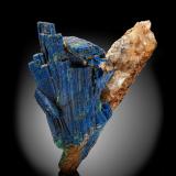 Calcostibita con Azurita en Calcita<br />Rhar el Anz (Rar el Anz), Oued Cherrat (Cherrat Wadi), Chaouia-Ouardigha, Prefectura Casablanca, Región Casablanca-Settat, Marruecos<br />16 x 10 x 9 cm / Cristal principal: 10.7 cm.<br /> (Autor: Museo MIM)