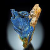 Calcostibita con Azurita en Calcita<br />Rhar el Anz (Rar el Anz), Oued Cherrat (Cherrat Wadi), Chaouia-Ouardigha, Prefectura Casablanca, Región Casablanca-Settat, Marruecos<br />16 x 10 x 9 cm / Cristal principal: 10.7 cm.<br /> (Autor: Museo MIM)