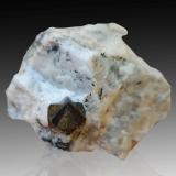 Loparita-(Ce)<br />Macizo Khibiny, Península Kola, Murmanskaja Oblast, Región del Norte, Rusia<br />6.5 x 4.5 x 4.5 cm / Cristal principal: 1.2 cm.<br /> (Autor: Museo MIM)