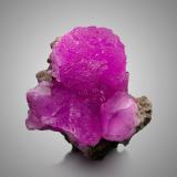 Calcita (variedad cobaltífera)<br />Kakanda, Distrito Kambove, Cinturón de cobre de Katanga, Katanga (Shaba), República Democrática del Congo (Zaire)<br />7 x 6.5 x 6.5 cm / Cristal principal: 2.8 cm.<br /> (Autor: Museo MIM)