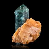 Fluorapatito en Calcita<br />Mina número 3, Slyudyanka (Sludyanka), zona Lago Baikal, Irkutsk Oblast, Rusia<br />7.5 x 5.5 x 9.5 cm / Cristal principal: 9.4 cm.<br /> (Autor: Museo MIM)