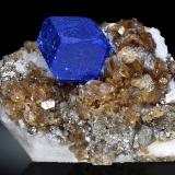 Lazurita con Flogopita<br />Sar-e Sang, Valle Koksha, Distritos Khash & Kuran Wa Munjan, Provincia Badakhshan, Afganistán<br />14 x 6.5 x 8.5 cm / Cristal principal: 4.6 cm.<br /> (Autor: Museo MIM)