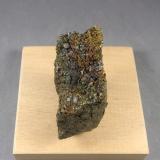 Calcopirita<br />Mina Aguas Teñidas, Almonaster la Real, Comarca Sierra de Huelva, Huelva, Andalucía, España<br />4,9 x 4,5 x 2,5 cm.<br /> (Autor: J. G. Alcolea)