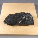 Uraninita (variedad pechblenda)Zona B&#345;ezové Hory (Birkenberg), P&#345;íbram, Región Bohemia Central, Bohemia, República Checa5,6 x 2,6 x 1,5 cm. (Autor: J. G. Alcolea)