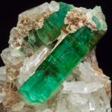 Beryl (variety emerald) con Albita<br />Chivor mining district, Municipio Chivor, Eastern Emerald Belt, Boyacá Department, Colombia<br />main crystal size: 1.6 × 0.4 cm<br /> (Author: Jordi Fabre)