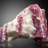 Elbaita (variedad rubelita)<br />Minas Gerais, Brasil<br />4cm x 3cm x 3cm<br /> (Autor: Pere Alonso)