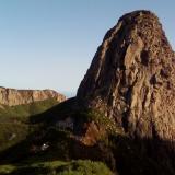 El roque de Agando es una intrusión sálica situada en la isla de La Gomera, en el término municipal de San Sebastián de La Gomera. Se encuentra entre el barranco de La Laja y el valle de Benchijigua. Su cota máxima es de 1.246 m s. n. m. y es considerado el monumento natural más emblemático de la isla de La Gomera.
Foto del autor (Autor: Foro FMF)