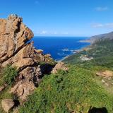 Desde este paraje se puede observar abajo la parroquia  de San Andrés de Teixido (“vai de morto quen non foi de vivo”). (Autor: supertxango)