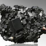 Cerusita pseudo Anglesita con Goethita<br />Cielo abierto Kintore, Broken Hill, Condado Yancowinna, Nueva Gales del Sur, Australia<br />6.5 x 5 x 2 cm / Cristal principal: 1.9 cm.<br /> (Autor: Museo MIM)