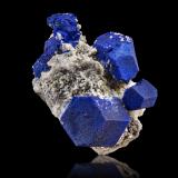 Lazurita<br />Sar-e Sang, Valle Koksha, Distritos Khash & Kuran Wa Munjan, Provincia Badakhshan, Afganistán<br />11 x 8.5 x 7.5 cm / Cristal principal: 4.3 cm.<br /> (Autor: Museo MIM)