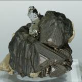 Esfalerita con Calcopirita, Arsenopirita y Siderita<br />Minas da Panasqueira, Aldeia de São Francisco de Assis, Covilhã, Castelo Branco, Cova da Beira, Región Centro, Portugal<br />3.7 × 3.2 × 2.8 cm / el cristal principal mide: 3 × 2.7 cm<br /> (Autor: Jordi Fabre)