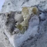 Weloganite, Dawsonite, CalciteCantera Francon, Montréal, Distrito St. Michel, Condado Jacques Cartier, Québec, Canadá3 x 3 cm (Author: Volkmar Stingl)