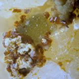 Tooeleita con Preisingerita y escoroditaMina Alcantarilla, Encinilla Baja-Ventosilla, Belalcázar, Comarca Los Pedroches, Córdoba, Andalucía, EspañaCampo de visión de  2 mm. (Autor: Antonio Carmona)