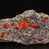 Wulfenite with CalciteMina Red Cloud, Montes Trigo, Distrito minero Silver, Condado La Paz, Arizona, USA8.6 × 6.1 × 2.7 cm (Author: Jordi Fabre)