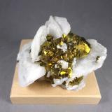 Calcopirita y Calcita<br />San Martín, Distrito San Martín-Sabinas, Municipio Sombrerete, Zacatecas, México<br />8,6 x 6,5 x 5,5 cm.<br /> (Autor: J. G. Alcolea)