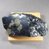 Bornita con Calcopirita<br />Mina Tsumeb, Tsumeb, Región Otjikoto, Namibia<br />12 x 5,5 x 4,9 cm.  688 g.<br /> (Autor: J. G. Alcolea)