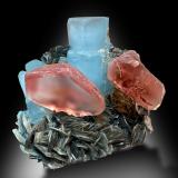 Fluorite with Beryl (variety aquamarine) and MuscoviteChumar Bakhoor, Valle Sumayar, Distrito Nagar, Gilgit-Baltistan (Áreas del Norte), Paquistán18 x 15 x 12.5 cm / main crystal: 7.7 cm. (Author: MIM Museum)