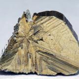 Cubanita<br />Mina Henderson No. 2, Chibougamau, Nord-du-Québec, Québec, Canadá<br />1.9 × 1.6 × 0.4 cm<br /> (Autor: Jordi Fabre)