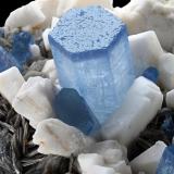 Berilo (variedad aguamarina) con Ortoclasa y Mica (grupo)<br />Mina Pikar, Chumar Bakhoor, Valle Sumayar, Distrito Nagar, Gilgit-Baltistan (Áreas del Norte), Paquistán<br />11 x 9 x 5.5 cm / Cristal principal: 3.2 cm.<br /> (Autor: Museo MIM)