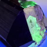 Schorl, Opal (variety hyalite)Davib East Farm (Davib Ost Farm), Distrito Karibib, Región Erongo, Namibia4,5 x 3,5 cm (Author: Volkmar Stingl)