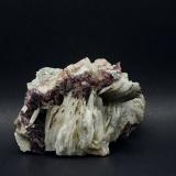 Baryte and FluoriteCantera Saint-Péray (Vergomas quarry), Saint-Péray, Tournon-sur-Rhône, Ardèche, Auvergne-Rhône-Alpes, Francia8 x 6 cm (Author: DanovskiM)