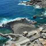 Delta de lava pleistoceno del Pozo de Las Calcosas.
Se trata de un delta de lava formado por la llegada de las coladas procedentes del centro eruptivo de Montaña Aguarijo. Es una zona costera de lavas pahoehoe cordadas que proviene desde dos centros eruptivos (Montaña Aguarijo y La Atalaya). No se encuentra incluido en ningún espacio natural protegido, pero está incluido en el Geoparque Global UNESCO de El Hierro y la Reserva de la Biosfera de El Hierro. Actualmente es un LIG con código IC7003. (Autor: Foro FMF)