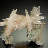 CalciteDepósitos de Calcita, Provincia &#272;&#7855;k L&#7855;k, Región Tierras Altas Centrales, Vietnam5.1 x 4.4 x 3.0 cm (Author: Michael Shaw)