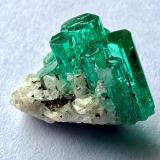 Beryl (variety emerald), Albite (variety cleavelandite), PyriteChivor (distrito minero), galería Los Topos, Municipio Chivor, Cinturón Esmeraldífero Oriental, Departamento Boyacá, Colombia11 mm across, largest xl = 8 mm (Author: Fiebre Verde)