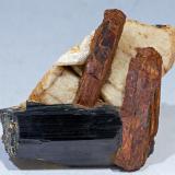 Niobophyllite with Aegirine and OrthoclaseMachinga, Distrito Machinga, Región Sur, Malawi4 × 3.7 × 2.6 cm / main crystal size: 3.5 × 1 cm (Author: Jordi Fabre)