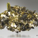 Epidota con Cuarzo<br />Monte San Felipe, Caserío Tablacucho, Distrito Cascas, Provincia Gran Chimu, Departamento La Libertad, Perú<br />4,5cm x 3cm x 3,5cm<br /> (Autor: Pere Alonso)