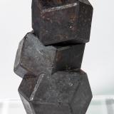 AlmandineValle Gaisberg, Obergurgl, Valle Gurgler, Valle Ötz, Tirol Norte, Tirol, Austria7.8 × 4.2 × 4.1 cm / main crystal sze: 3.7 × 3.6 cm (Author: Jordi Fabre)