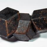 AlmandinoValle Gaisberg, Obergurgl, Valle Gurgler, Valle Ötz, Tirol Norte, Tirol, Austria7.8 × 4.2 × 4.1 cm / cristal principal: 3.7 × 3.6 cm (Autor: Jordi Fabre)