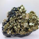 Pirita, Esfalerita y Calcita.<br />Complejo Trepča, Valle Trepča, Kosovska Mitrovica, Distrito Kosovska Mitrovica, Kosovo<br />9x7 cm<br /> (Autor: AntonioJesus)