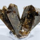 Xenotime-(Y) with Rutile inclusionsDistrito Ibiajara, Rio do Pires, Bahia, Región Nordeste, Brasil2.6 × 2.2 × 1.3 cm / main crystal size: 1.8 × 0.6 cm (Author: Jordi Fabre)