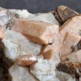 Wagnerite with Magnesite (variety Fe-bearing magnesite)Höllgraben, Imlau, Werfen, St. Johann im Pongau, Salzburgo/Salzburg, Austria7 x 5,5 cm (Author: Volkmar Stingl)