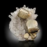 Pirita en Cuarzo y Calcita<br />Concesión Spruce, Goldmyer Hot Springs, Condado King, Washington, USA<br />14 x 12 x 6 cm / Cristal principal: 5.1 cm.<br /> (Autor: Museo MIM)