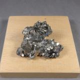 Arsenopirita<br />Mina Tres Amigos, Monte Carracedo-Arroyo de Parrazales, Cervera de Pisuerga, Comarca Montaña Palentina, Palencia, Castilla y León, España<br />5 x 4 x 1,4 cm.  45 g.<br /> (Autor: J. G. Alcolea)