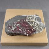 Cinabrio con Dolomita<br />Mina San Martino sul Fiora, San Martino sul Fiora, Manciano, Provincia Grosseto, Toscana, Italia<br />7,1 x 4 x 2,5 cm.<br /> (Autor: J. G. Alcolea)