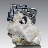 Tantalite-(Fe) on Albite and with MuscovitePegmatita Dara-i-Pech, Distrito Chapa Dara, Provincia Kunar (Konar), Afganistán6 x 5 x 6.5 cm / main crystal: 5 cm. (Author: MIM Museum)