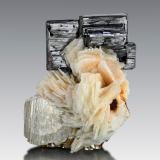 Tantalite-(Fe) on Albite and with MuscovitePegmatita Dara-i-Pech, Distrito Chapa Dara, Provincia Kunar (Konar), Afganistán6 x 5 x 6.5 cm / main crystal: 5 cm (Author: MIM Museum)
